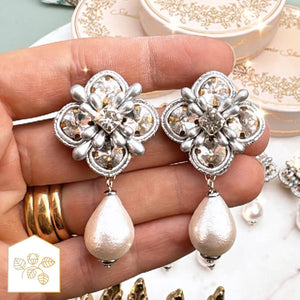 Blüten-Soutache-Ohrstecker in Silber mit Baumwolltropfen