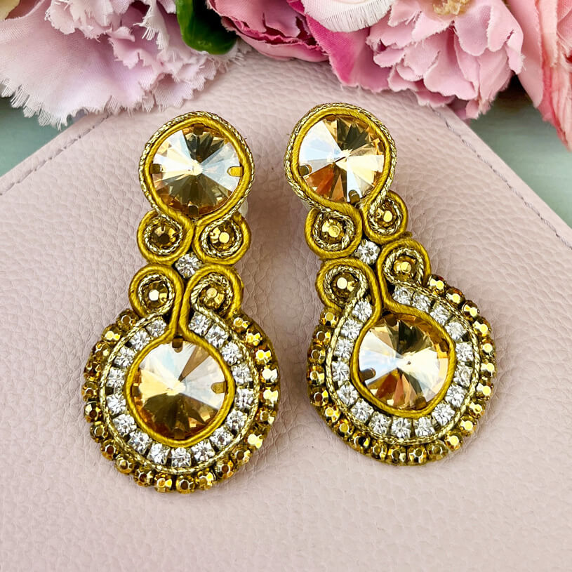 Glitzernde Soutache-Ohrstecker in Champagner mit Kristallen