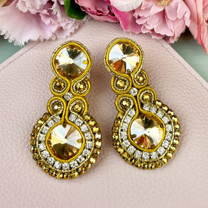 Glitzernde Soutache-Ohrstecker in Champagner mit Kristallen