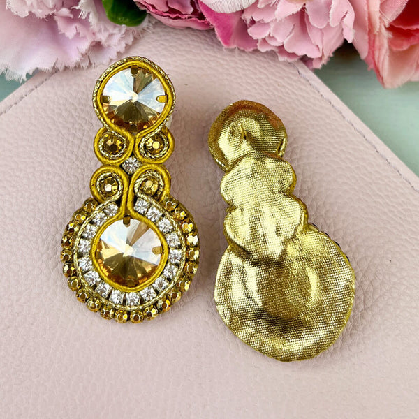 Glitzernde Soutache-Ohrstecker in Champagner mit Kristallen