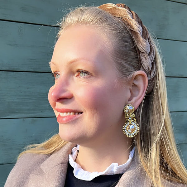 Glitzernde Soutache-Ohrstecker in Champagner mit Kristallen
