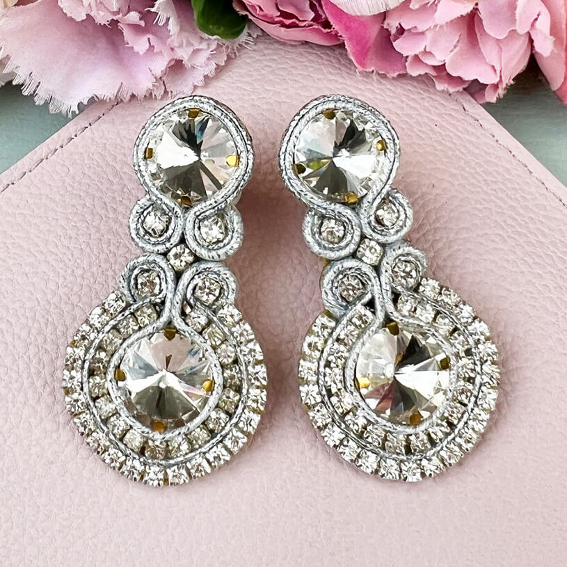 Glitzernde Soutache-Ohrstecker in Weiß mit Kristallen