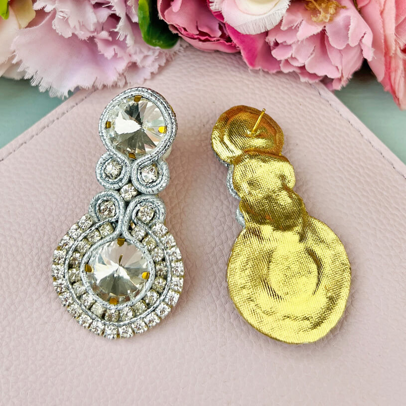 Glitzernde Soutache-Ohrstecker in Weiß mit Kristallen