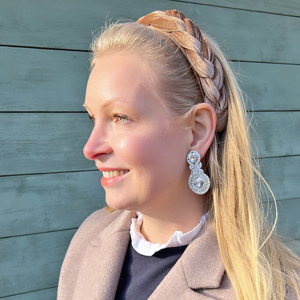 Glitzernde Soutache-Ohrstecker in Weiß mit Kristallen