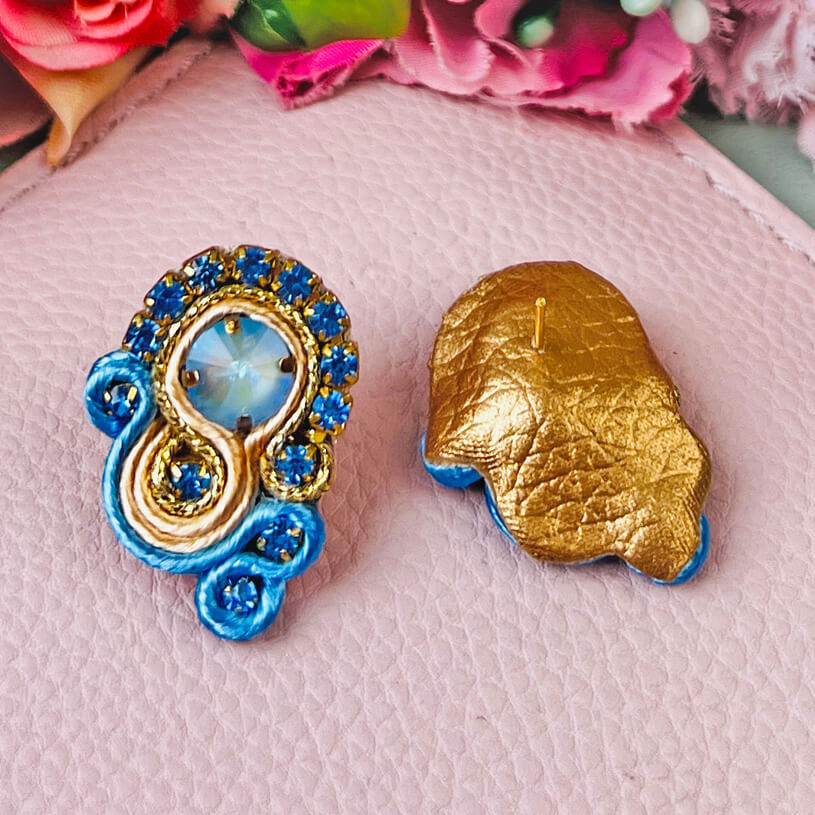 Kleine Soutache-Ohrringe in Blautönen und Gold