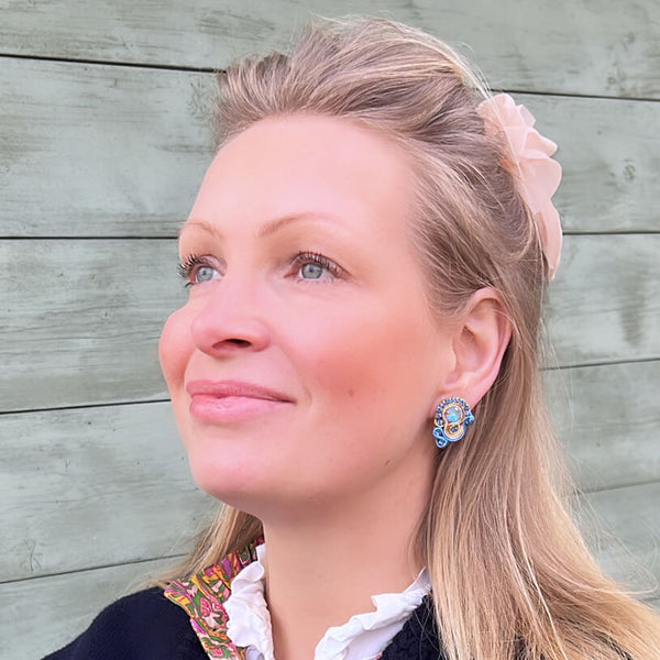 Kleine Soutache-Ohrringe in Blautönen und Gold
