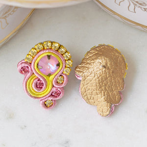 Kleine Soutache-Ohrringe in Rosa und Gelb