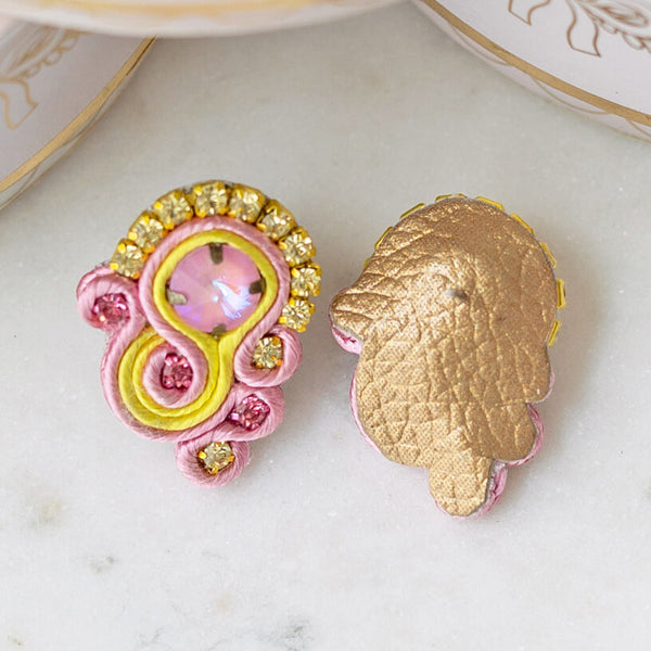 Kleine Soutache-Ohrringe in Rosa und Gelb