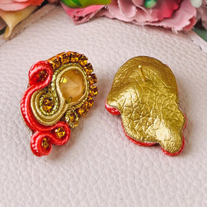 Kleine Soutache-Ohrringe in Gold und koralligem Pink