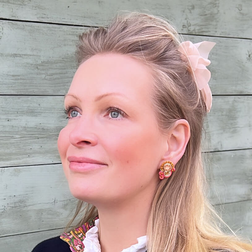 Kleine Soutache-Ohrringe in Gold und koralligem Pink