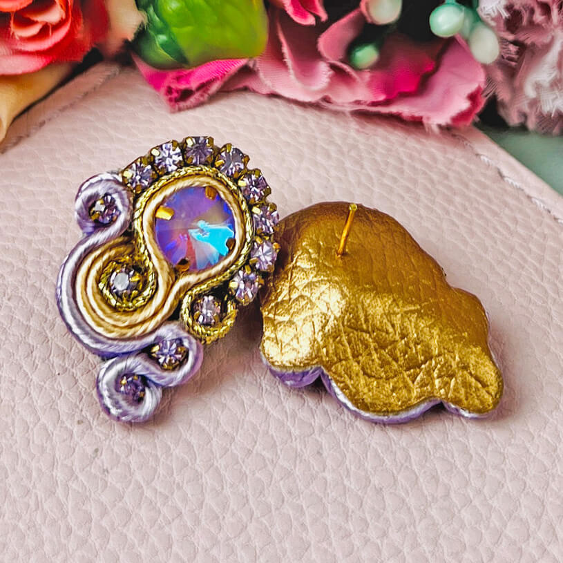 Kleine Soutache-Ohrringe in Flieder und zartem Gold