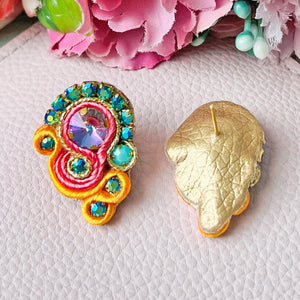 Schöne Soutache-Ohrringe in Orange und Türkis