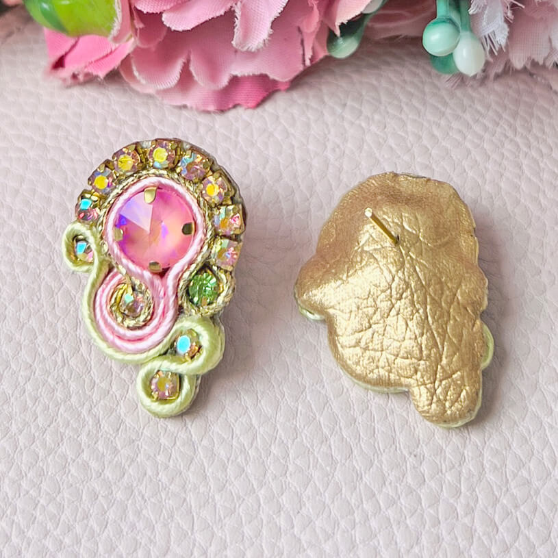 Schöne Soutache-Ohrringe in Rosa und Champagner