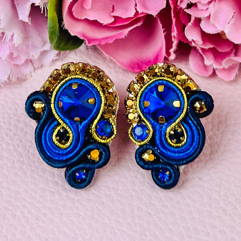Schöne Soutache-Ohrringe in Dunkelblau