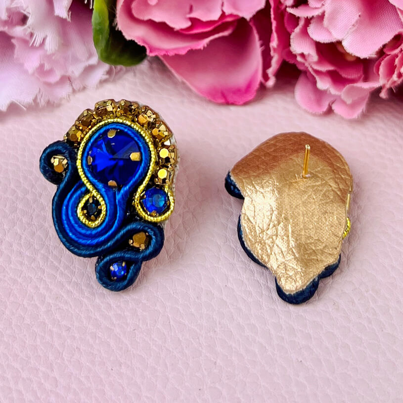 Schöne Soutache-Ohrringe in Dunkelblau