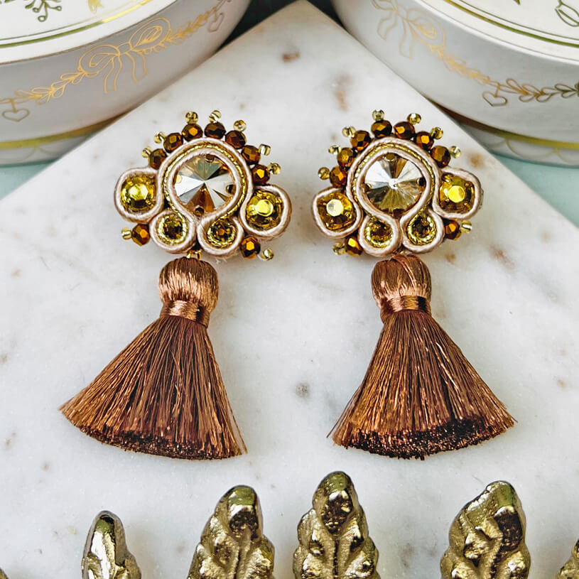 Soutache-Ohrringe in Champagner und Gold mit brauner Quaste
