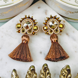 Soutache-Ohrringe in Champagner und Gold mit brauner Quaste