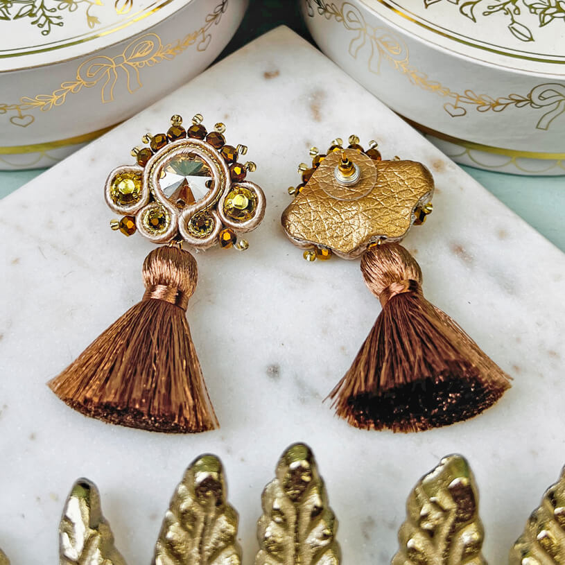 Soutache-Ohrringe in Champagner und Gold mit brauner Quaste