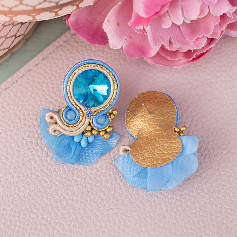 Kleine Soutache-Ohrringe in Blautönen und Gold