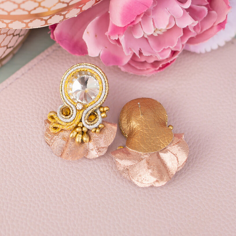Kleine Soutache-Ohrringe in Lachs und Champagner