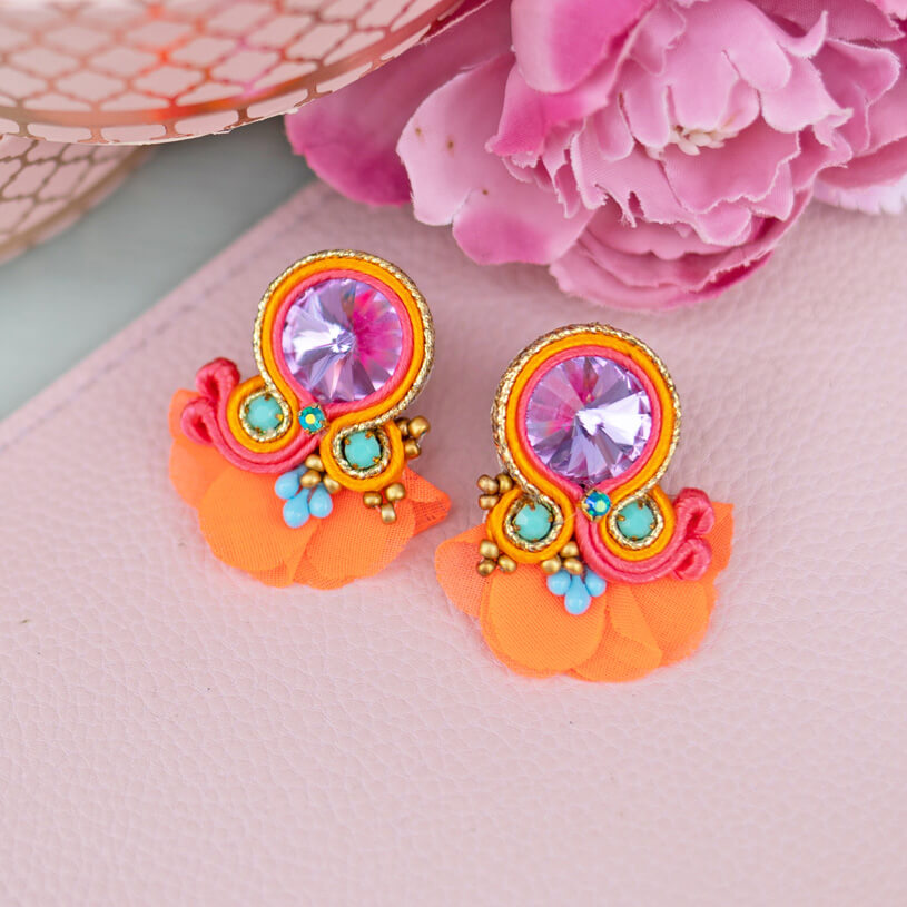 Kleine Soutache-Ohrringe in leuchtendem Orange