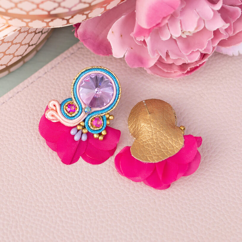 Kleine Soutache-Ohrringe in leuchtendem Pink