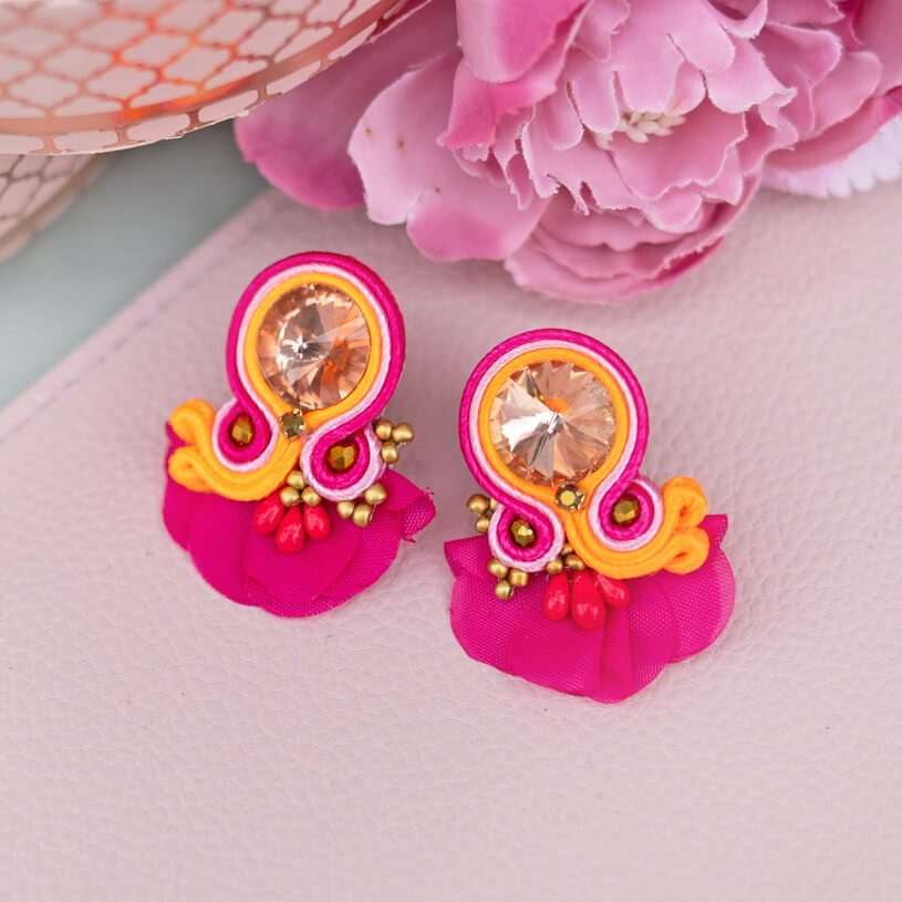 Kleine Soutache-Ohrringe in leuchtendem Pink und Orange