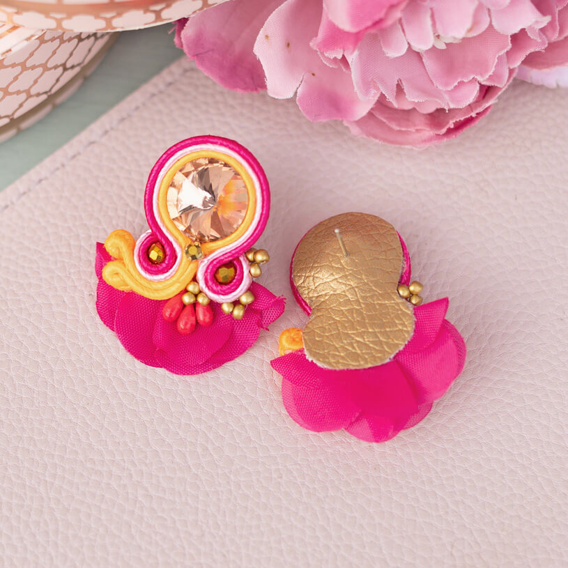 Kleine Soutache-Ohrringe in leuchtendem Pink und Orange