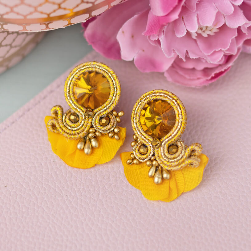 Kleine Soutache-Ohrringe in Goldgelb