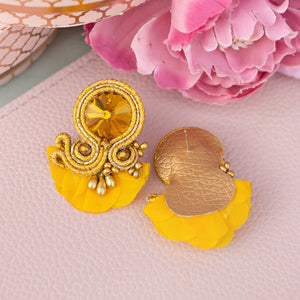 Kleine Soutache-Ohrringe in Goldgelb