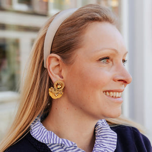 Kleine Soutache-Ohrringe in Goldgelb