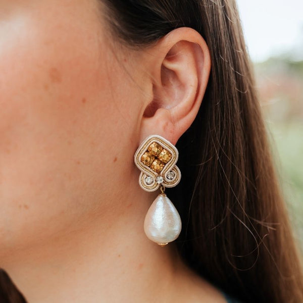 Außergewöhnliche Soutache-Ohrringe in Champagner und Gold mit Baumwolltropfen