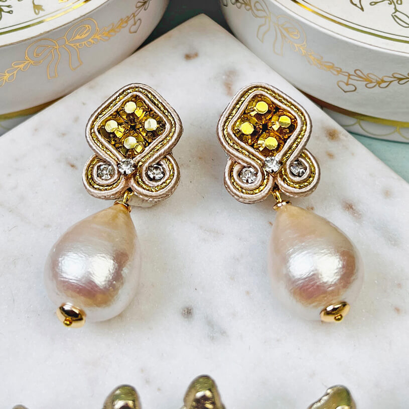 Außergewöhnliche Soutache-Ohrringe in Champagner und Gold mit Baumwolltropfen