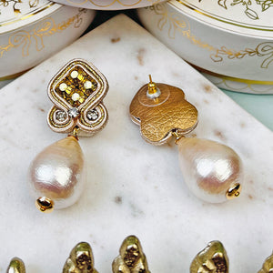 Außergewöhnliche Soutache-Ohrringe in Champagner und Gold mit Baumwolltropfen