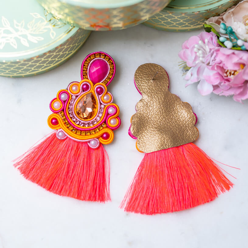 Prächtige Soutache-Ohrringe in Pink-Orange mit Statement-Quaste