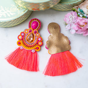 Prächtige Soutache-Ohrringe in Pink-Orange mit Statement-Quaste
