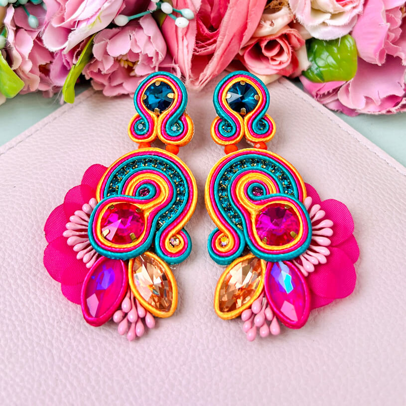 Extravagante Soutache-Ohrringe in Pink und Blau