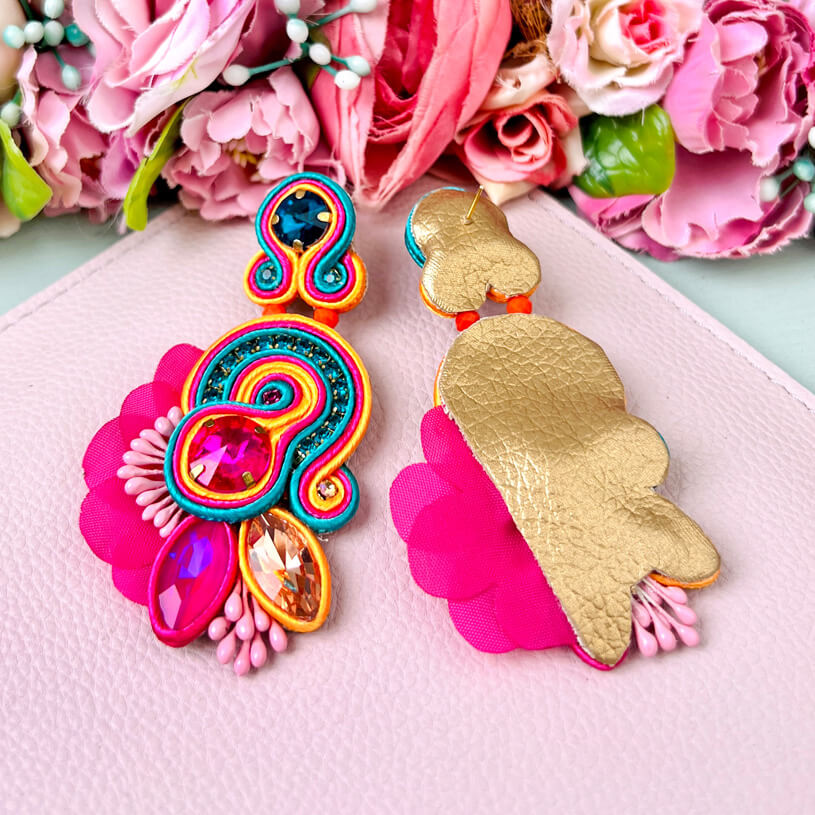 Extravagante Soutache-Ohrringe in Pink und Blau
