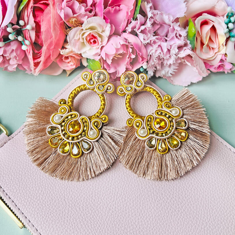Ungewöhnliche Soutache-Ohrringe Gold und Champagner
