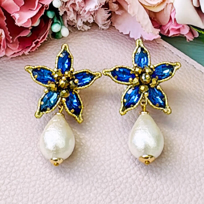 Blaue Soutache-Ohrstecker in Blütensternform mit Baumwolltropfen