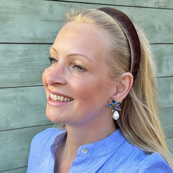 Blaue Soutache-Ohrstecker in Blütensternform mit Baumwolltropfen