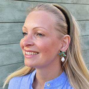Dunkelgrüne Soutache-Ohrstecker in Blütensternform mit Baumwolltropfen