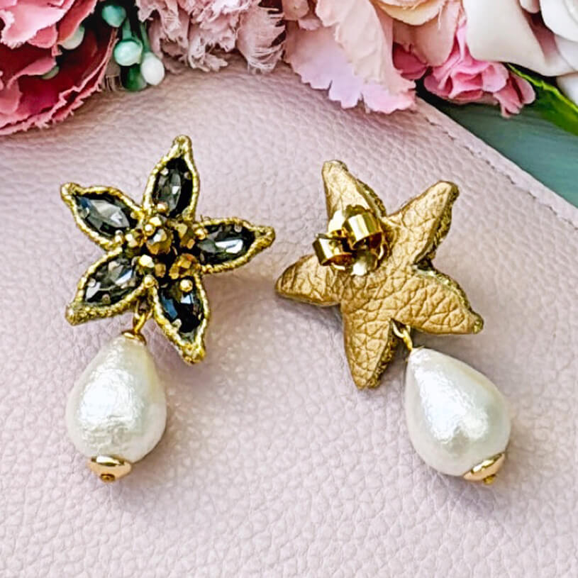 Graue Soutache-Ohrstecker in Blütensternform mit Baumwolltropfen