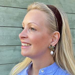Graue Soutache-Ohrstecker in Blütensternform mit Baumwolltropfen