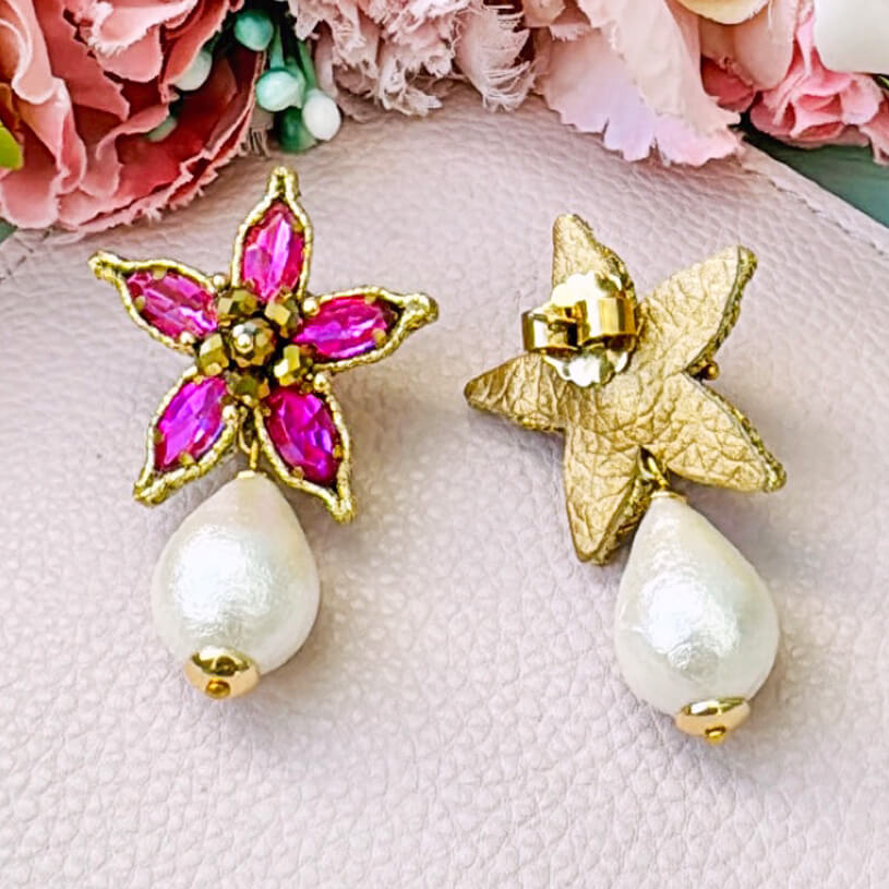Pinke Soutache-Ohrstecker in Blütensternform mit Baumwolltropfen
