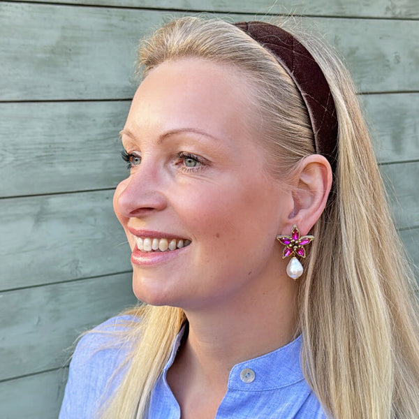 Pinke Soutache-Ohrstecker in Blütensternform mit Baumwolltropfen