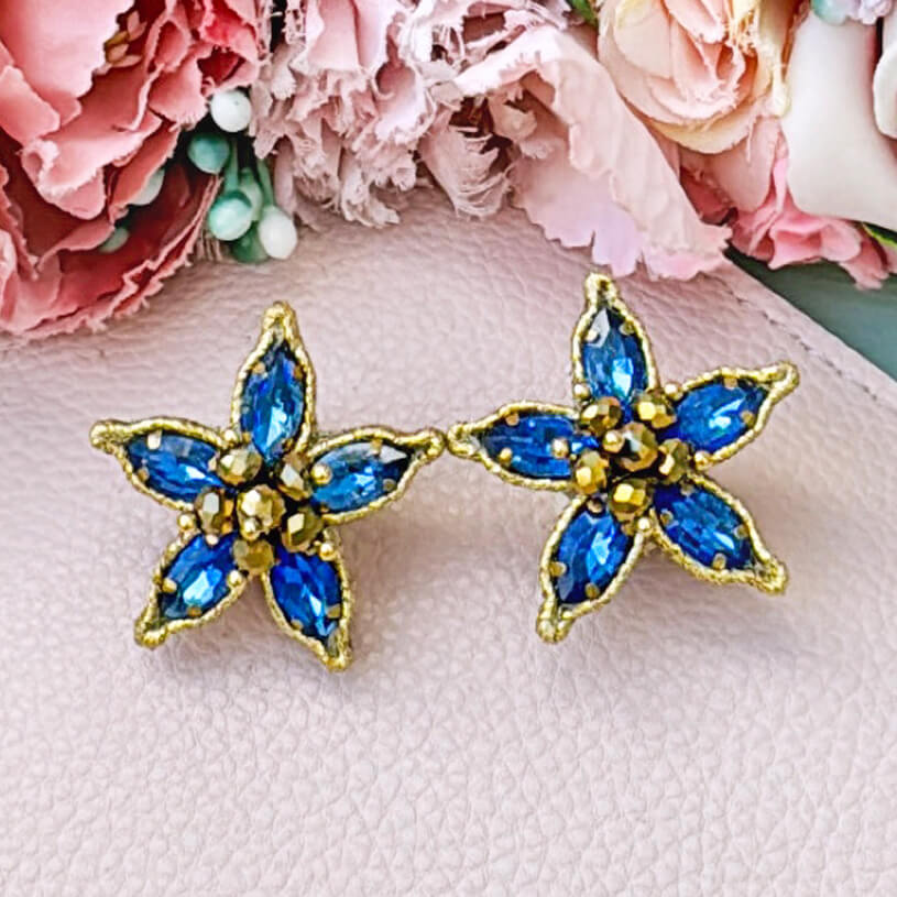 Blaue Soutache-Ohrstecker in Blütensternform