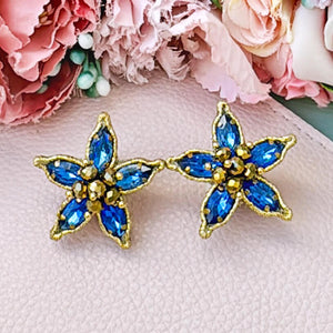 Blaue Soutache-Ohrstecker in Blütensternform