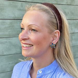 Blaue Soutache-Ohrstecker in Blütensternform
