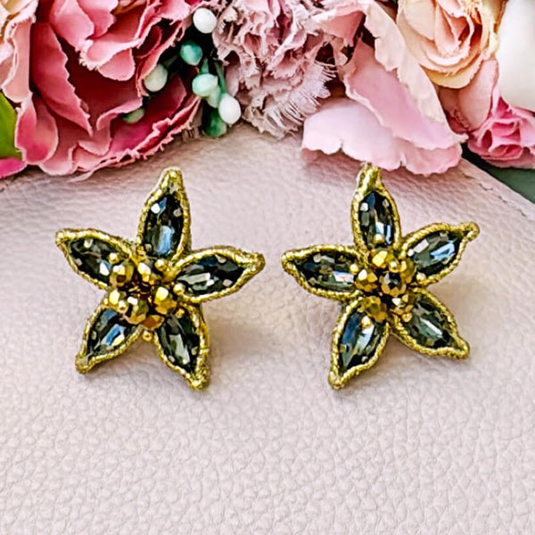 Graue Soutache-Ohrstecker in Blütensternform